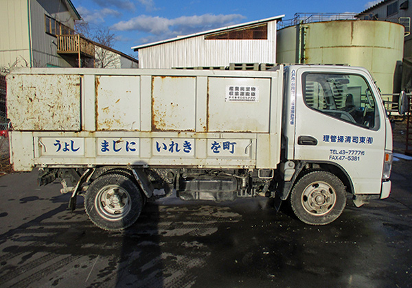 写真:ダンプ車(3トン車)