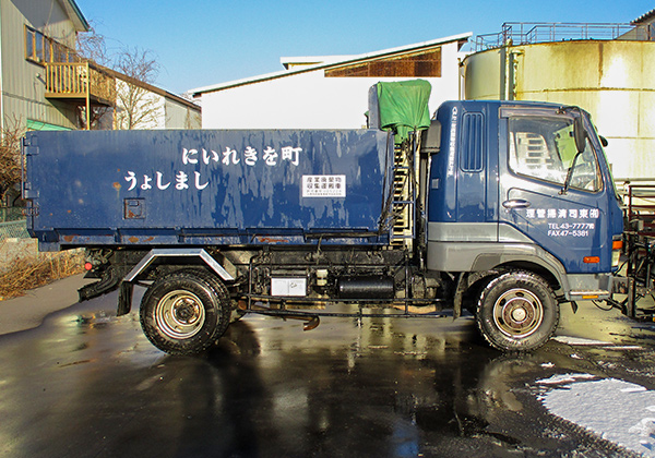 写真:ダンプ車(4トン車)